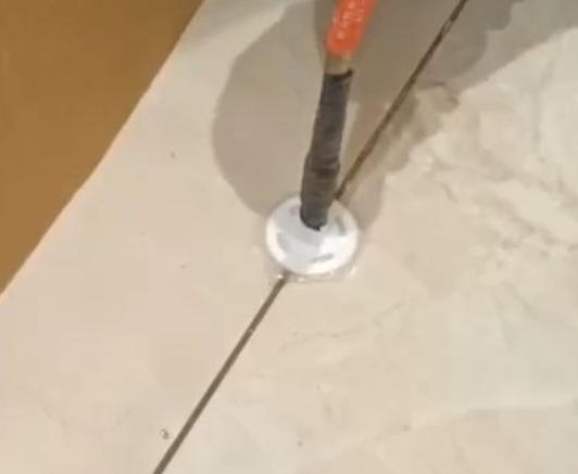 南通瓷砖空鼓维修公司专业解答瓷砖在铺贴过程中，如果没有涂抹均匀到位的粘结材料（如水泥砂浆或瓷砖胶），可能会导致以下问题