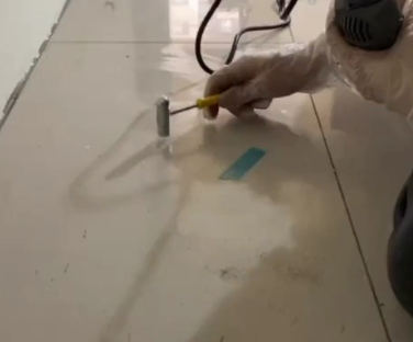 南通瓷砖开裂维修公司专业分享瓷砖在铺贴前如果没有沥干水分，将会导致以下问题