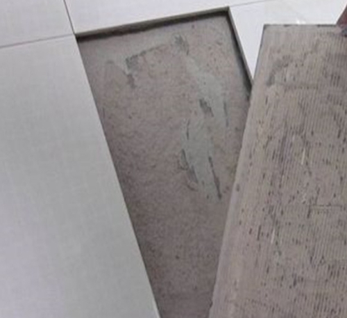 南通瓷砖空鼓维修公司分享瓷砖铺贴时如果打浆（即涂抹在瓷砖背面和基层上的砂浆或瓷砖胶）过少，会带来以下问题